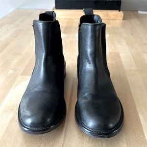 Italian made, black leather flat ankle boot, size 38/8.